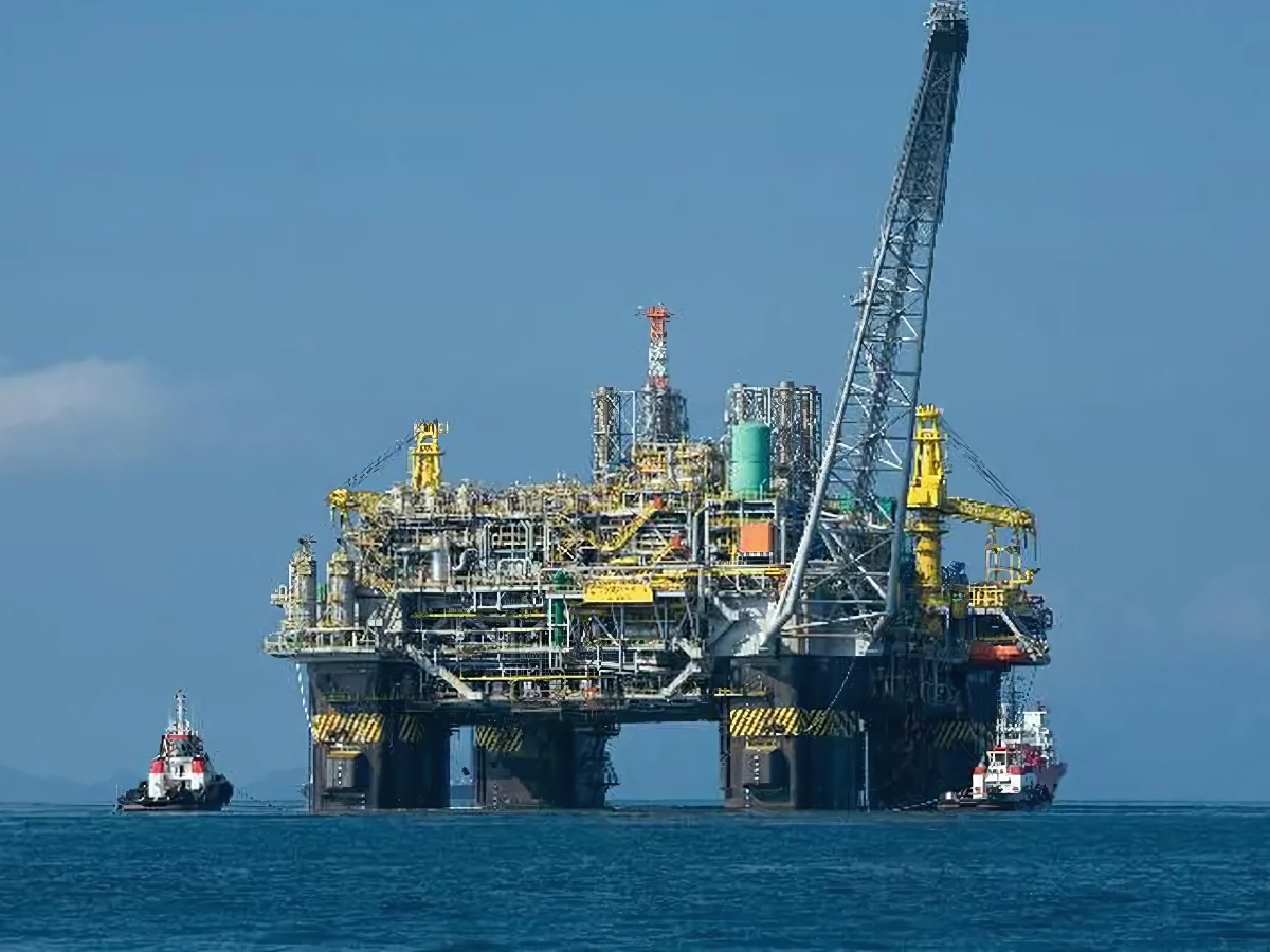 Petrobras lidera o 5º Ciclo da Oferta Permanente com três blocos na Bacia de Pelotas. Leilão reforça interesse na região e amplia expectativas de investimentos no setor de petróleo.