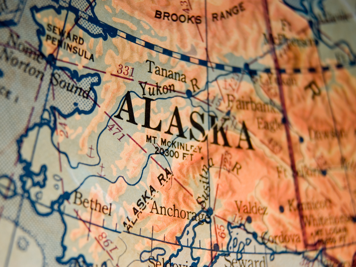 O governo Trump planeja revogar proteções ambientais no Alasca, liberando milhões de hectares para exploração de petróleo. Medida reacende debate entre desenvolvimento e preservação.