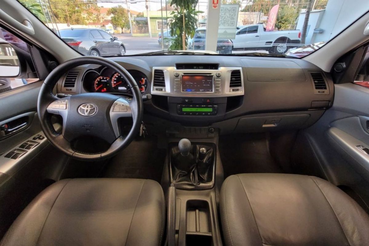 A Despedida do Câmbio Manual na Hilux Topo de Linha: Como a Versão SRV 2015 Virou um "Unicórnio" Cobiçado de R$ 145 Mil