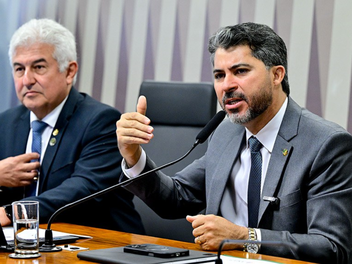 Proposta altera regras da exploração do pré-sal e visa ampliar concorrência nos leilões de blocos de petróleo. Petrobras perderia direito garantido por lei desde 2010; texto segue para nova análise.