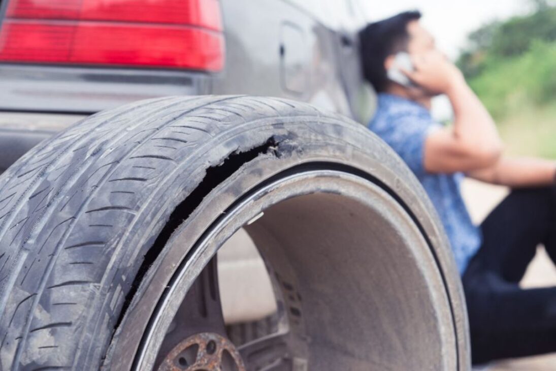 O principal medo do consumidor é ter um pneu rasgado por um buraco em uma estrada remota, à noite e sem sinal de celular. Nesses casos, o kit de reparo não funciona, e o motorista fica completamente dependente de um guincho, trocando um inconveniente de 30 minutos por horas de espera em uma situação de risco. A remoção do estepe transfere a autossuficiência do motorista para uma dependência de terceiros, gerando uma forte sensação de insegurança.