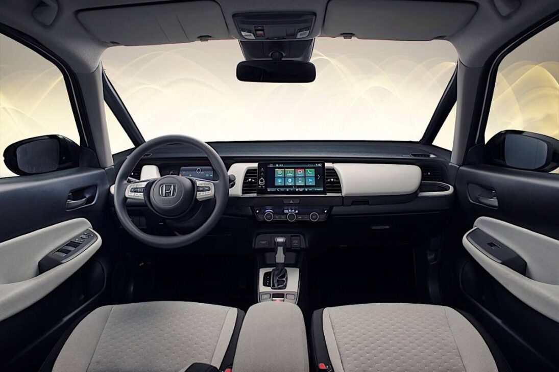 No final de 2021, o mercado automotivo brasileiro se despediu de um ícone. O Honda Fit teve sua produção nacional encerrada, deixando para trás uma legião de fãs e um sentimento de saudade. O carro, que sempre foi um sucesso de vendas, virou um verdadeiro "órfão cobiçado", um veículo que, mesmo anos depois, ainda é um dos mais procurados e valorizados no mercado de seminovos.