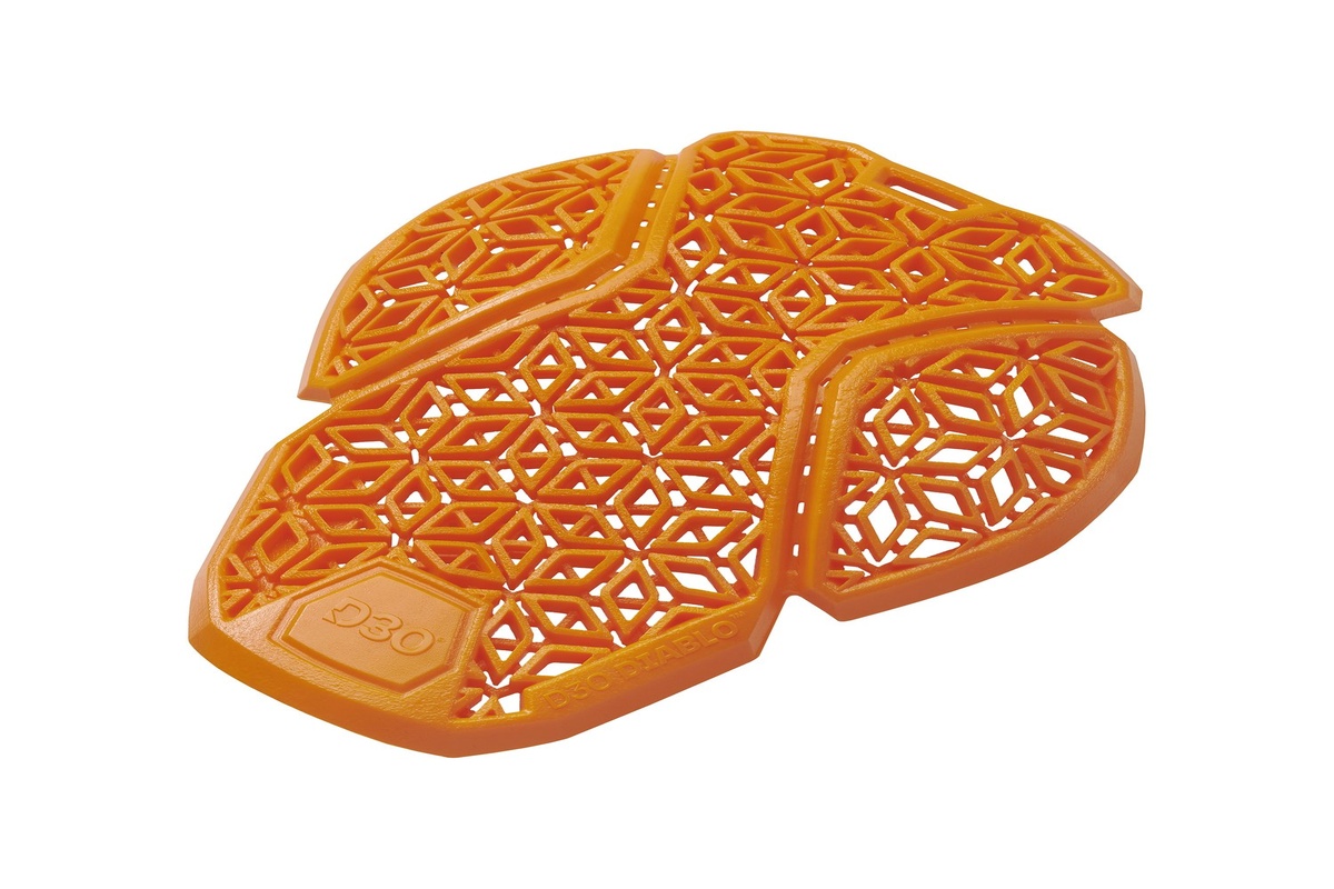 Protetor D3O Diablo L1 laranja com design perfurado para absorção de impacto