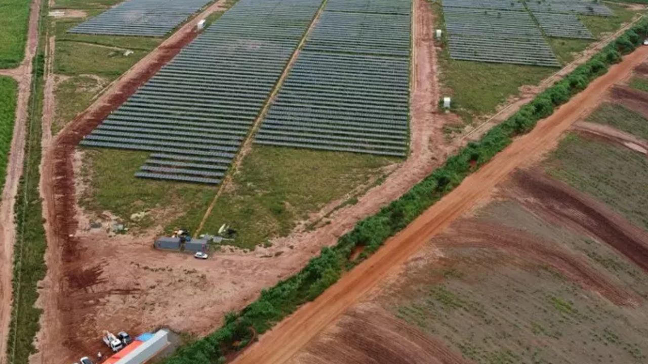A TIM Brasil demonstrou um avanço significativo em sua estratégia de sustentabilidade. A empresa encerrou o primeiro trimestre de 2025 com 65% de sua energia consumida vinda de fontes renováveis. Esse resultado é fruto de um projeto que envolve 130 usinas solares, hídricas e de biogás arrendadas em 23 estados e no Distrito Federal.