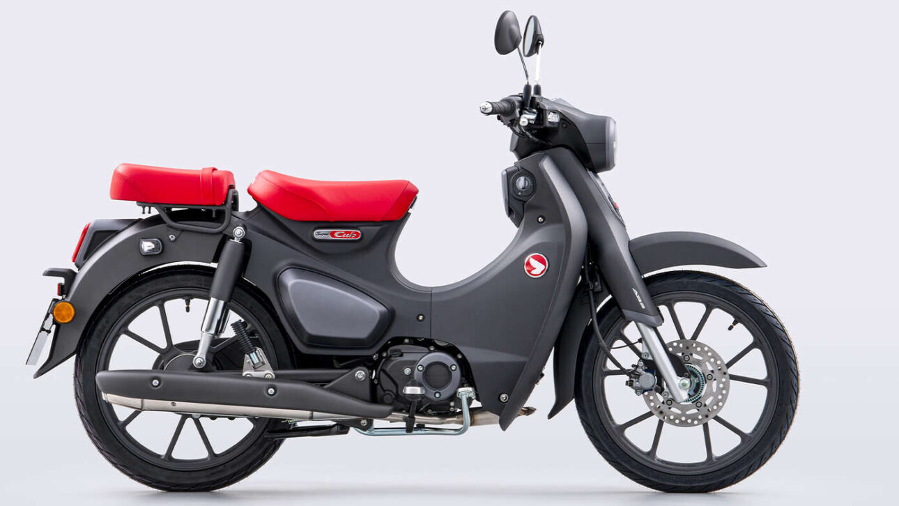 Entenda a detalhes a Honda Super Cub. Exploraremos sua história como Honda mais vendida do mundo, sua notável economia de combustível, as especificações técnicas de sua versão moderna e seu posicionamento único no mercado global.