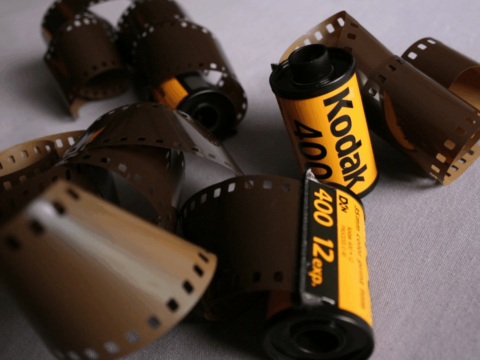A revolução da Kodak: de gigante da fotografia a exemplo de falência. Conheça os erros, lições e reviravoltas dessa história real e surpreendente.