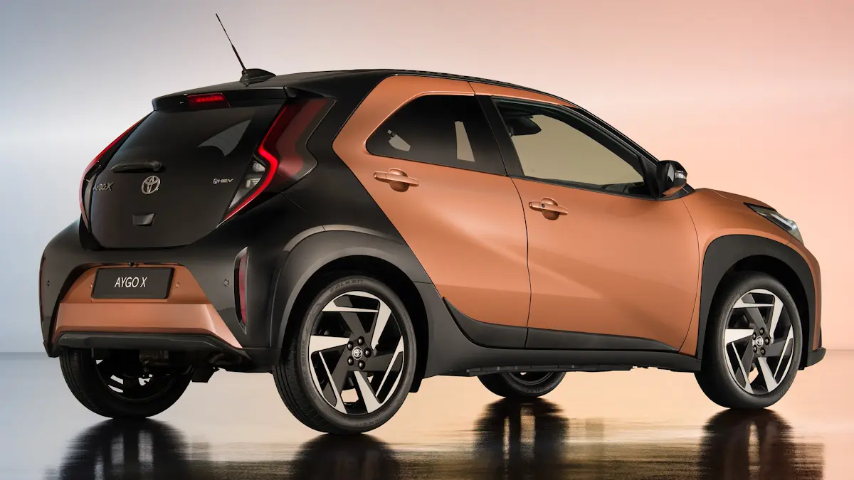 Toyota Aygo X chega com até 31,5 km/l, motor híbrido potente e visual inspirado no Corolla Cross. Mini SUV pode agitar o mercado global! (Imagem: divulgação)