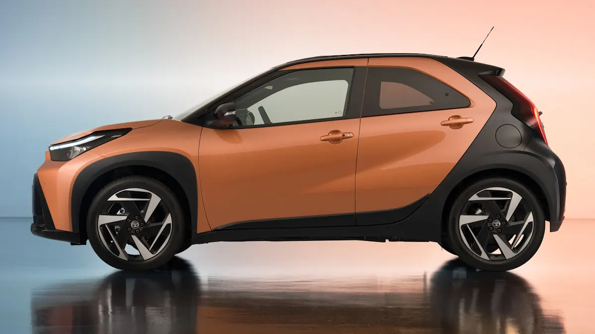 Toyota Aygo X chega com até 31,5 km/l, motor híbrido potente e visual inspirado no Corolla Cross. Mini SUV pode agitar o mercado global! (Imagem: divulgação)