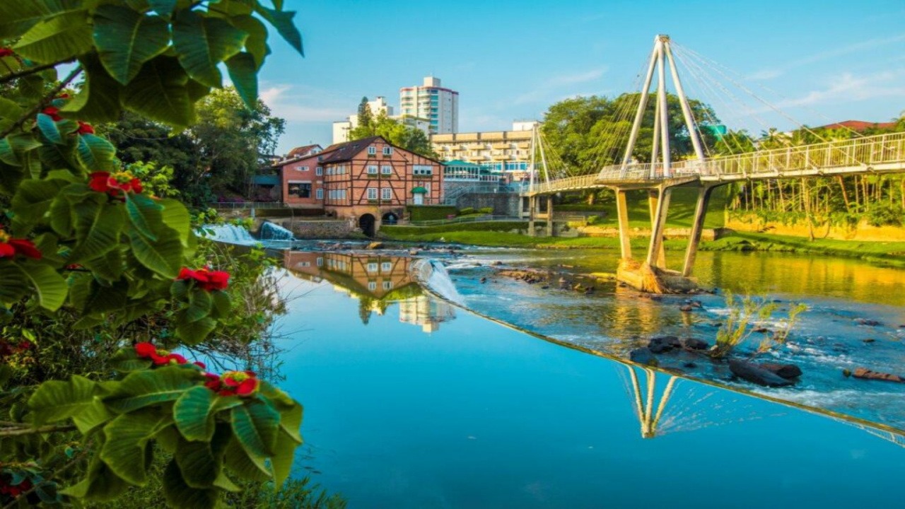 A cidade brasileira com influência europeia que une natureza, cultura e história em um só lugar, com destaque para o Jardim Botânico e o Morro Azul!