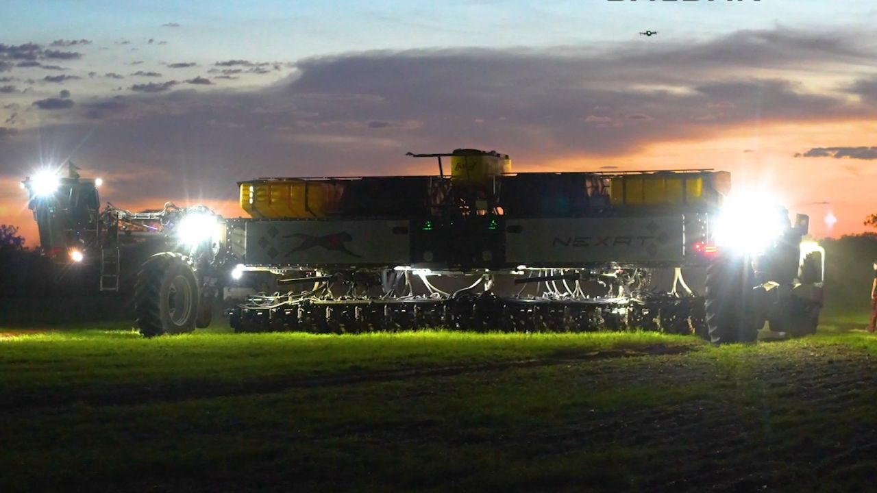 Máquina monstro atuando a noite