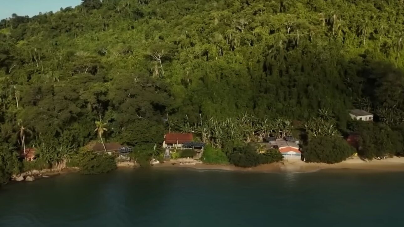 Leilão de praias, ilhas e montanhas em Paraty mobiliza moradores e ameaça patrimônio mundial, cultura caiçara e proteção ambiental.