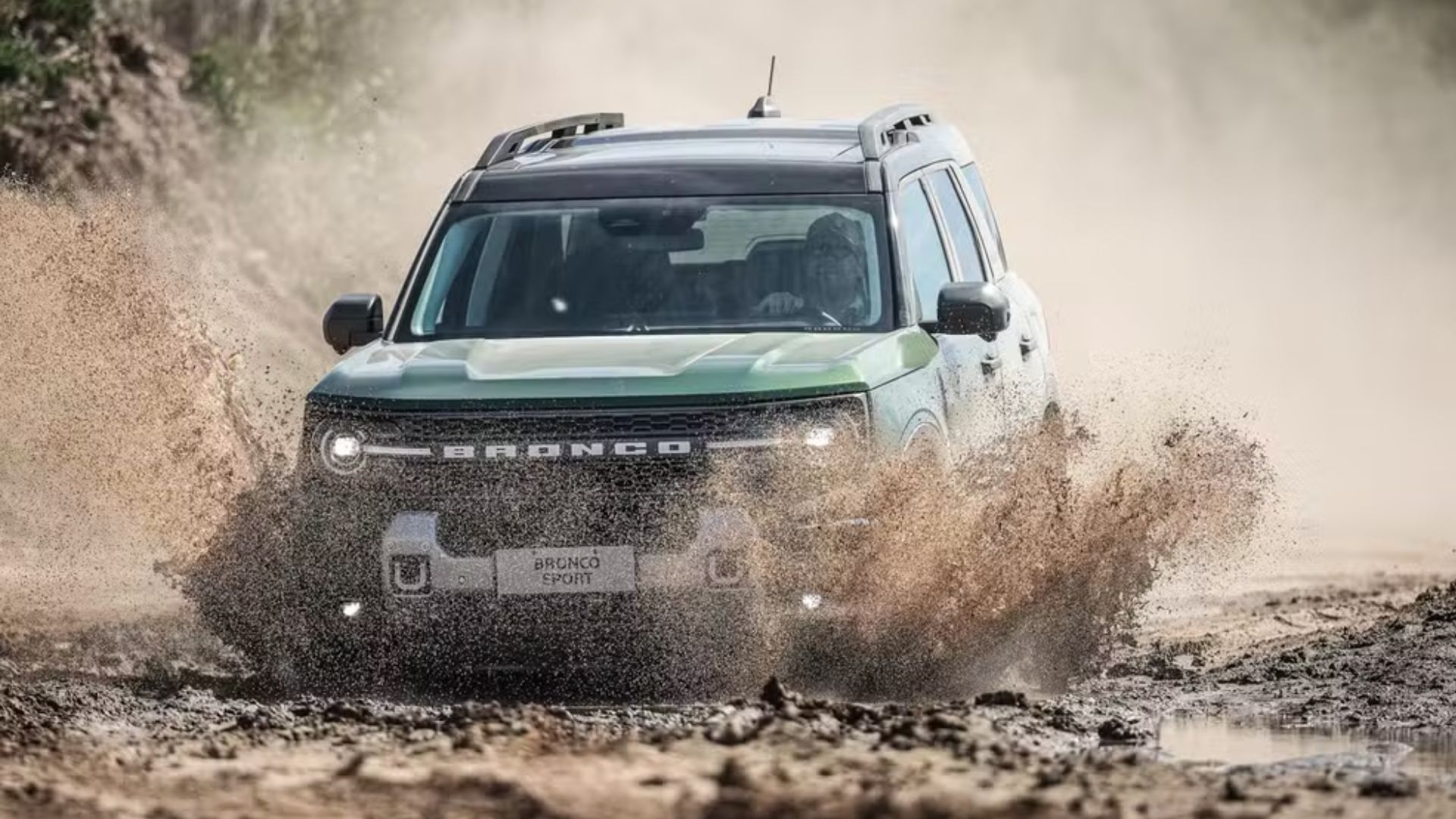 Novo Ford Bronco Sport 2024 chega reestilizado com motor EcoBoost, tração 4x4 e preço mantido. Confira prós e contras do SUV médio.