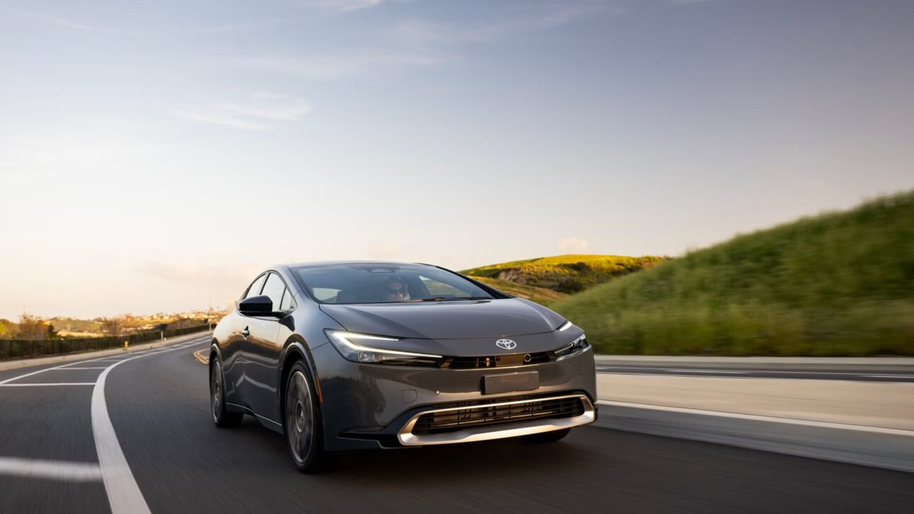 Prius Plug-in Hybrid 2026 traz design futurista, motor híbrido de 223 cv e recarga rápida para se posicionar como o novo híbrido plug-in urbano da Toyota