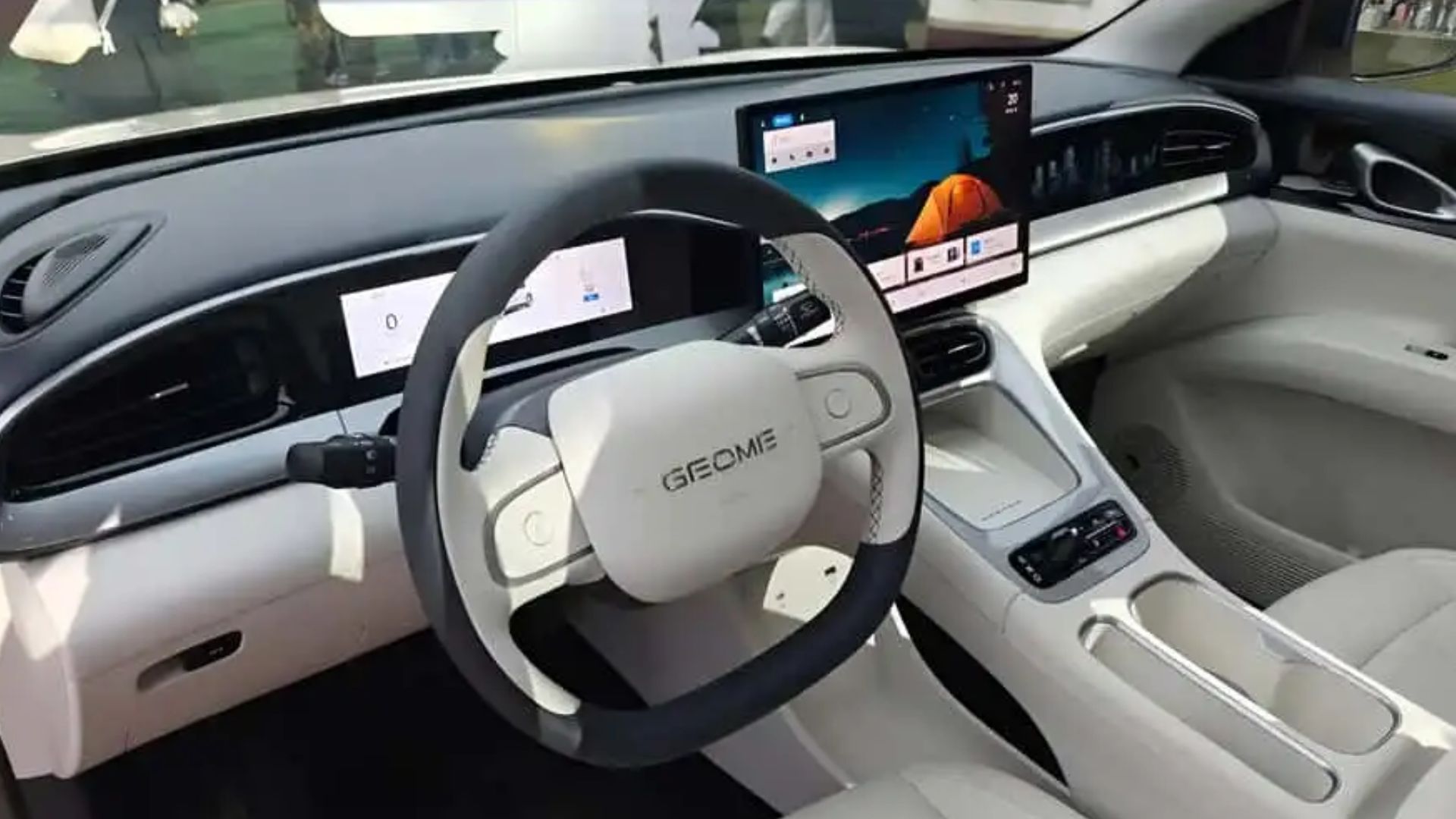 Geely Geome Xingyuan supera BYD Dolphin Mini na China, oferece até 410 km de autonomia e preço acessível; modelo já foi visto em testes no Brasil.