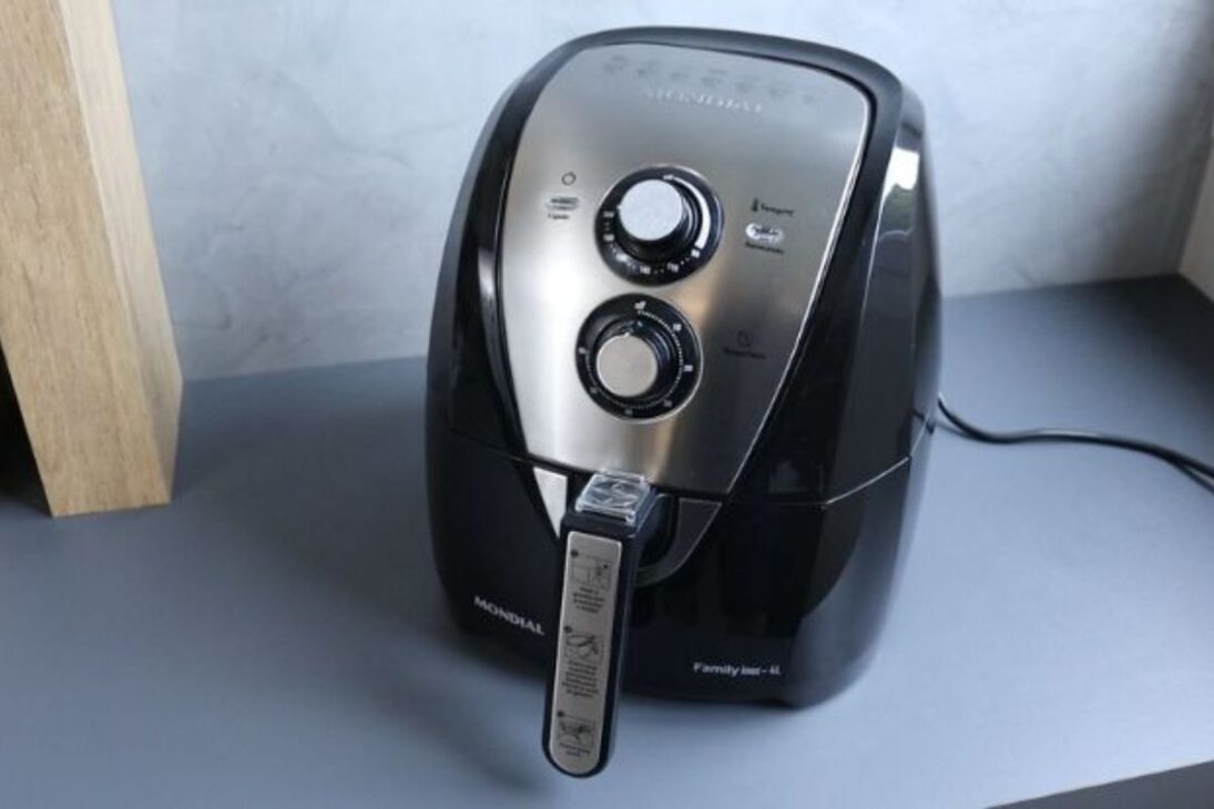 A Air Fryer Mondial Family tem 4 litros de capacidade, 1500W de potência e é a mais vendida do Brasil