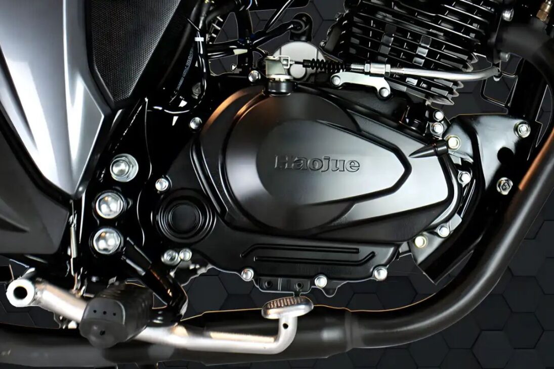 A Haojue DK 160 2025 faz até 45 km/l, com motor de 162cc e 15 cavalos, e atinge a velocidade máxima de 127 km/h