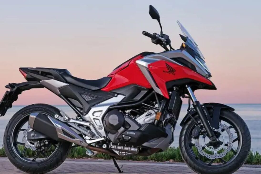 A Honda NC750X 2023 faz 25 km/l, com motor de 750cc e 58 cavalos, e atinge a velocidade máxima de 185 km/h