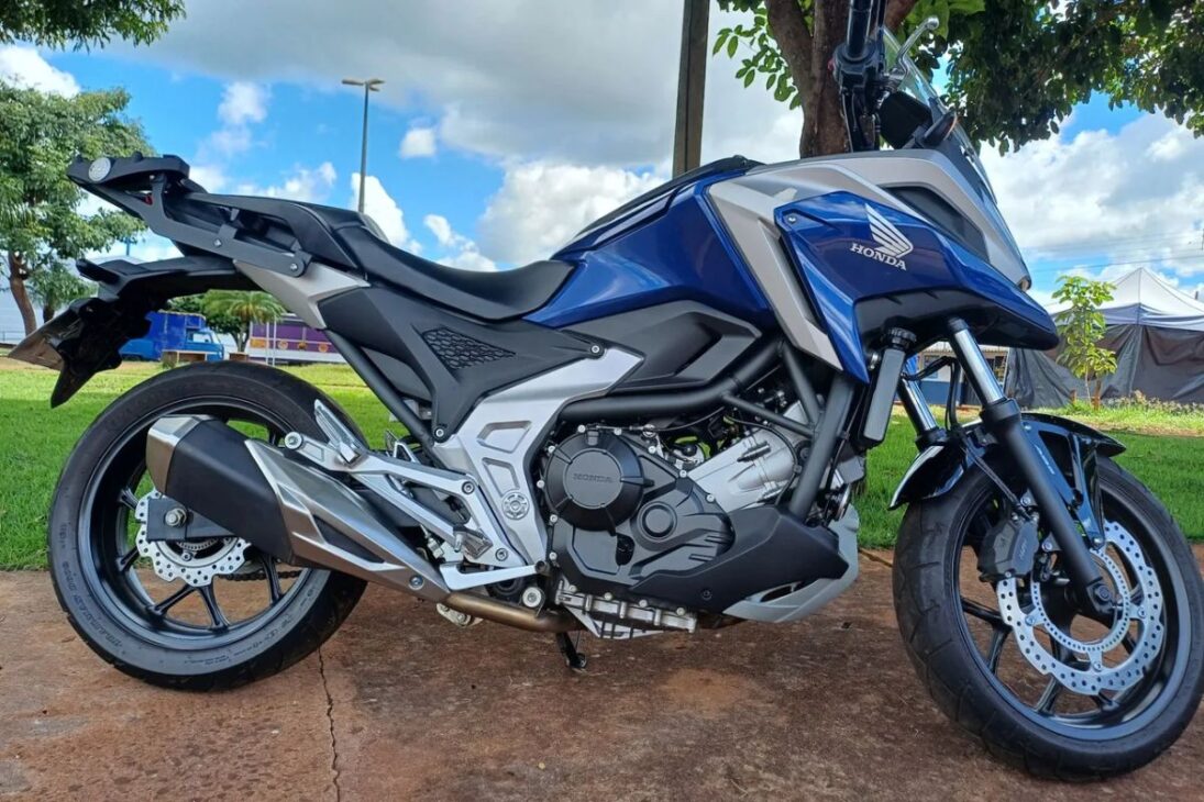 A Honda NC750X 2023 faz 25 km/l, com motor de 750cc e 58 cavalos, e atinge a velocidade máxima de 185 km/h