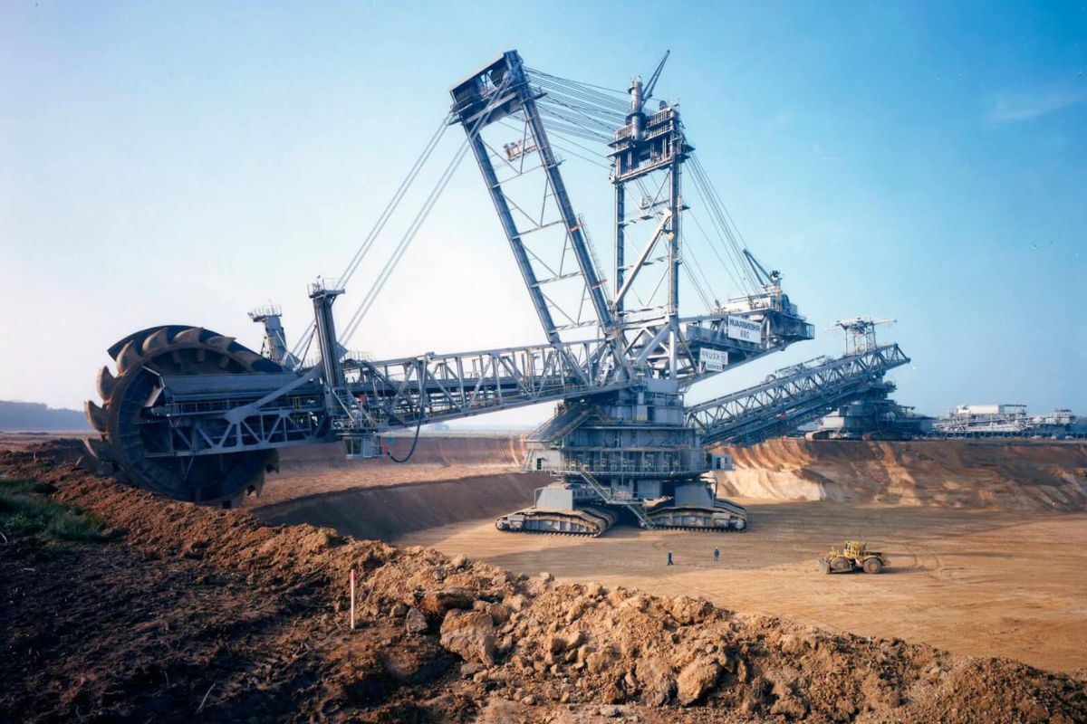 Com 13.500 toneladas e 16,5 MW de energia, Bagger 288 é controlada por só 5 pessoas em operação contínua