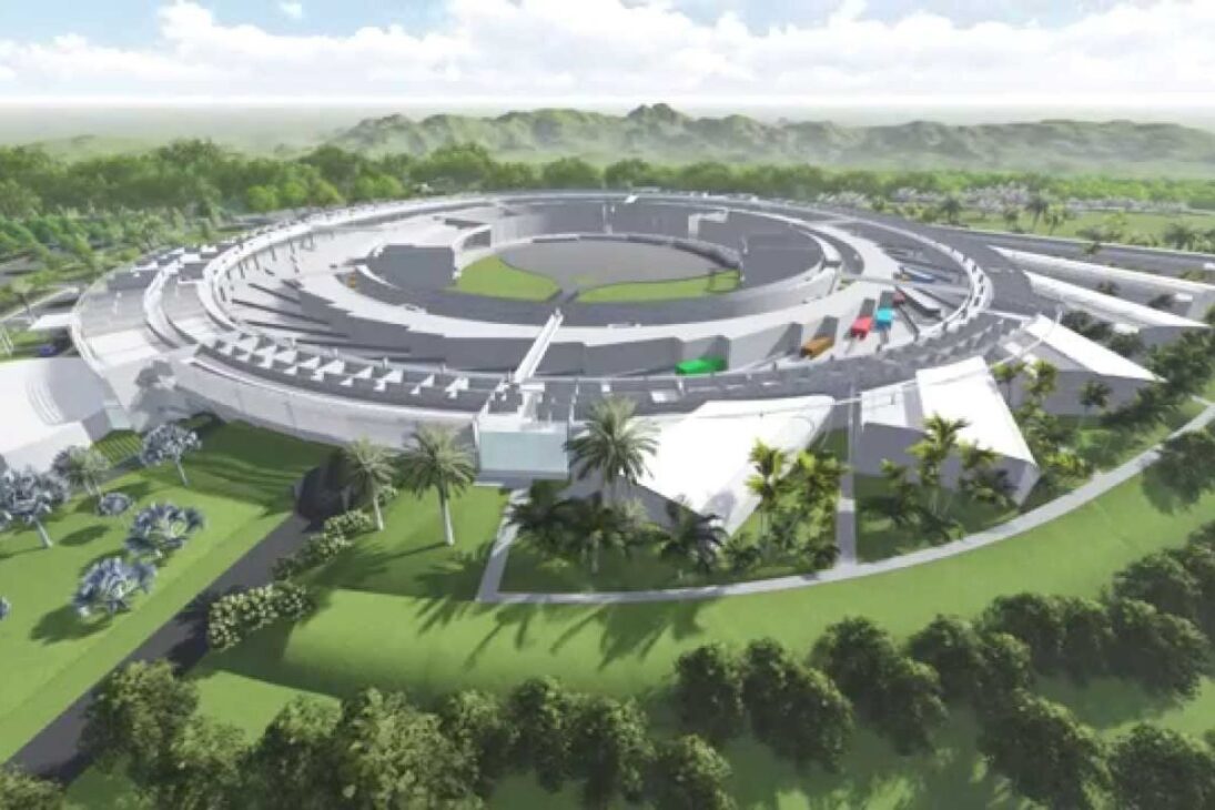 Interior do túnel do acelerador de partículas Sirius em Campinas, Brasil, mostrando a complexa engenharia da maior e mais brilhante fonte de luz síncrotron do mundo.