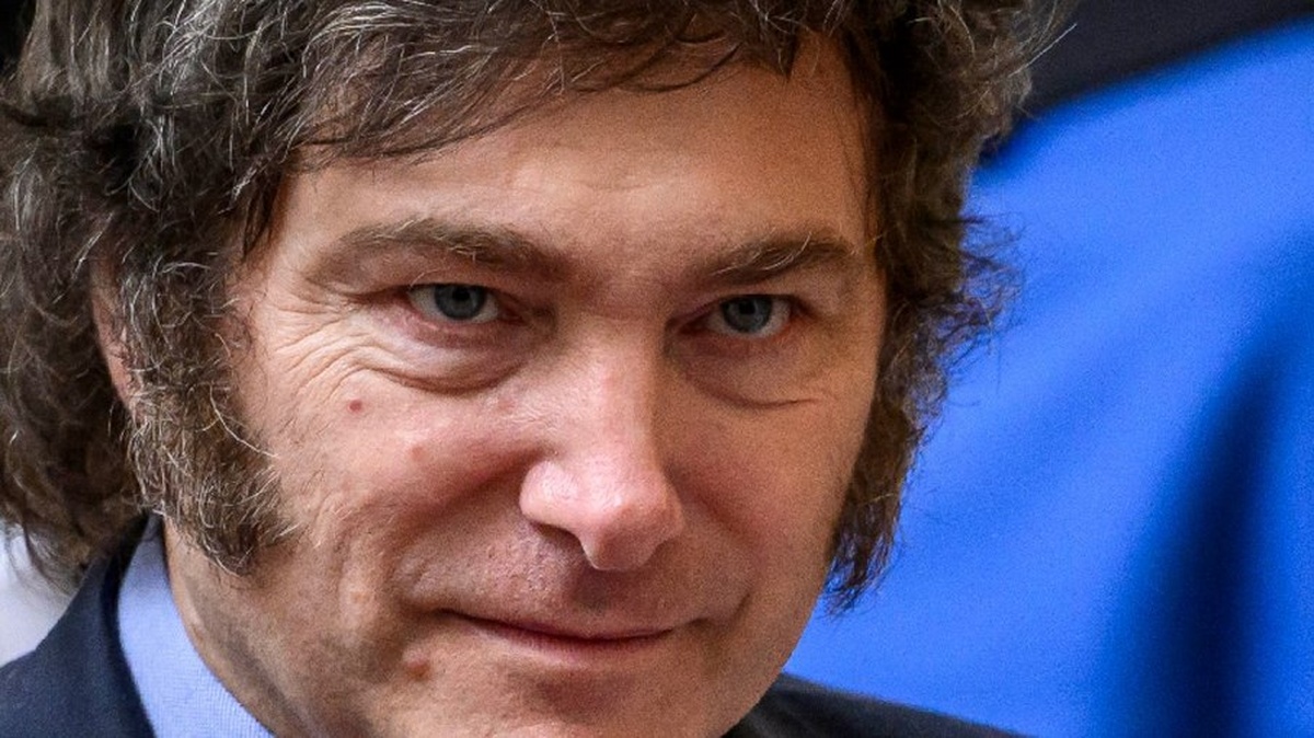 Retrato de Javier Milei com expressão séria e olhar fixo