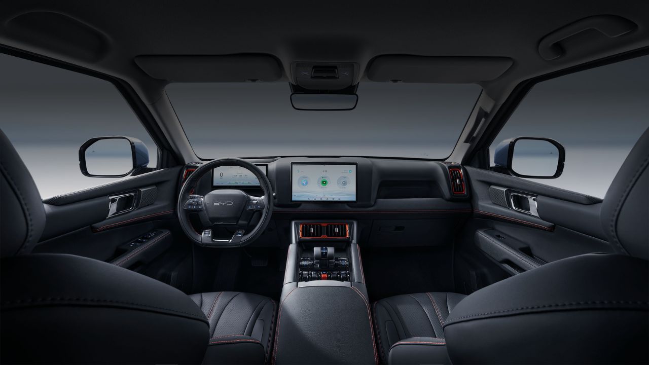 O design, assinado pelo diretor de interiores da BYD, Michele Jauch Paganetti, foi inspirado em "consoles de naves espaciais". O resultado é um ambiente moderno, com linhas arrojadas e um console central proeminente.