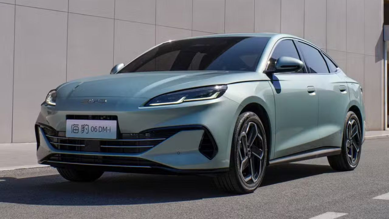 Seguindo a linguagem de design "Estética do Oceano" da marca, os novos sedans combinam um visual esportivo e aerodinâmico com faróis de LED afilados e linhas fluidas e elegantes. Imagem: Divulgação