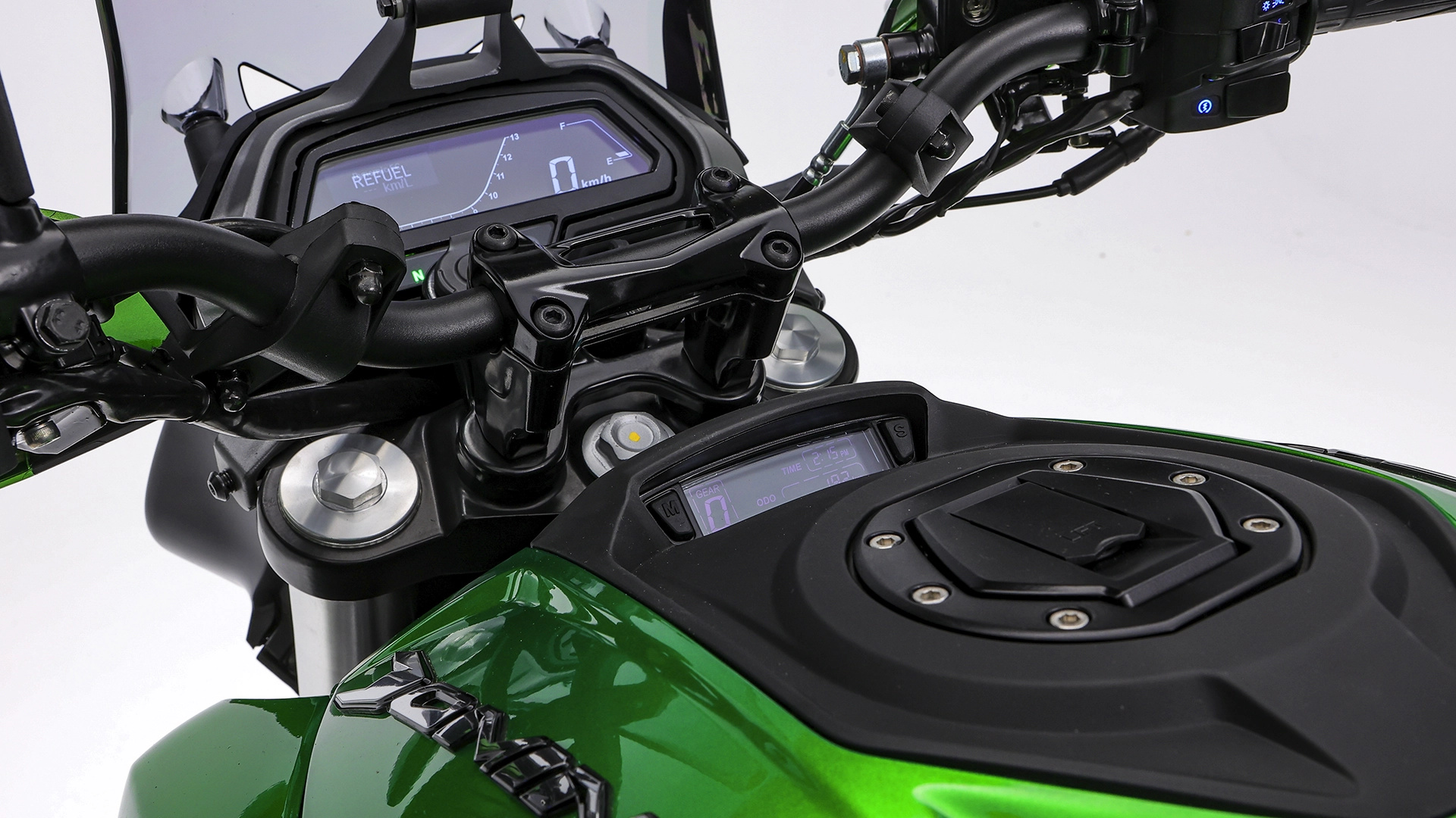 A moto indiana que foi subestimada, mas hoje é rival das gigantes: moto de 400 cilindradas que roda mais de 30 km/l e está disponível no Brasil a partir de R$ 26.000,00