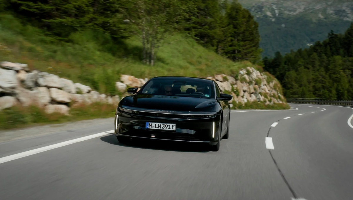 Carro elétrico Lucid Air Grand Touring em estrada sinuosa nas montanhas