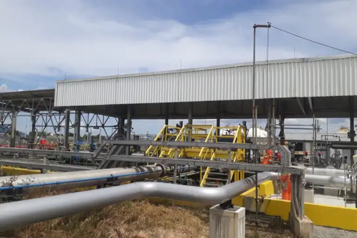 “Instalações industriais com tubulações de gás natural e estrutura metálica em operação”