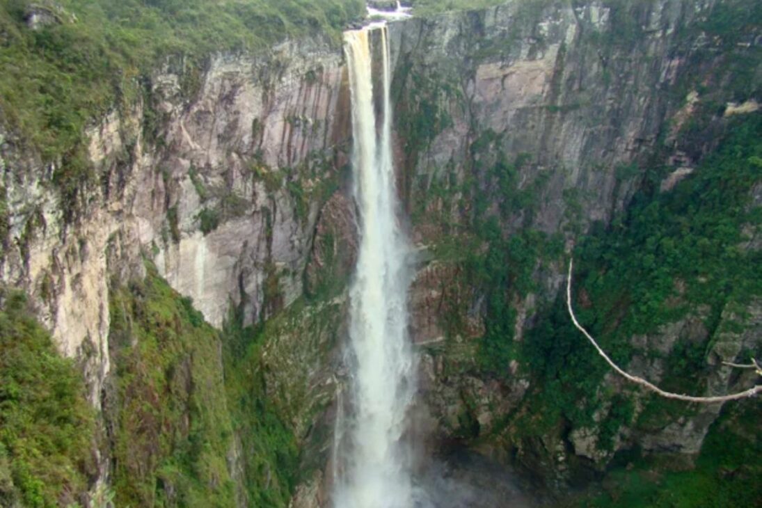 Cachoeira brasileira tem 353 metros de altura, equivale a um prédio de 117 andares e exige dias de barco e trilha para ser alcançada