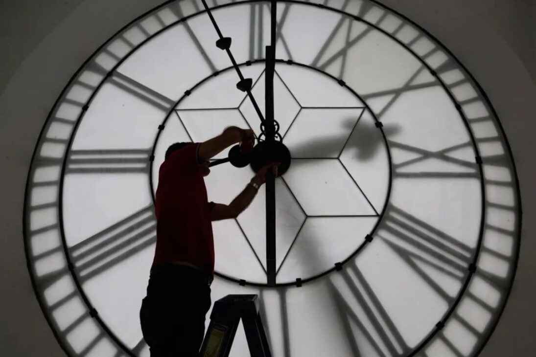 Com um pêndulo de 4 metros e engrenagens de 1899, o relógio da Estação da Luz é a máquina que marca o tempo de São Paulo há 124 anos