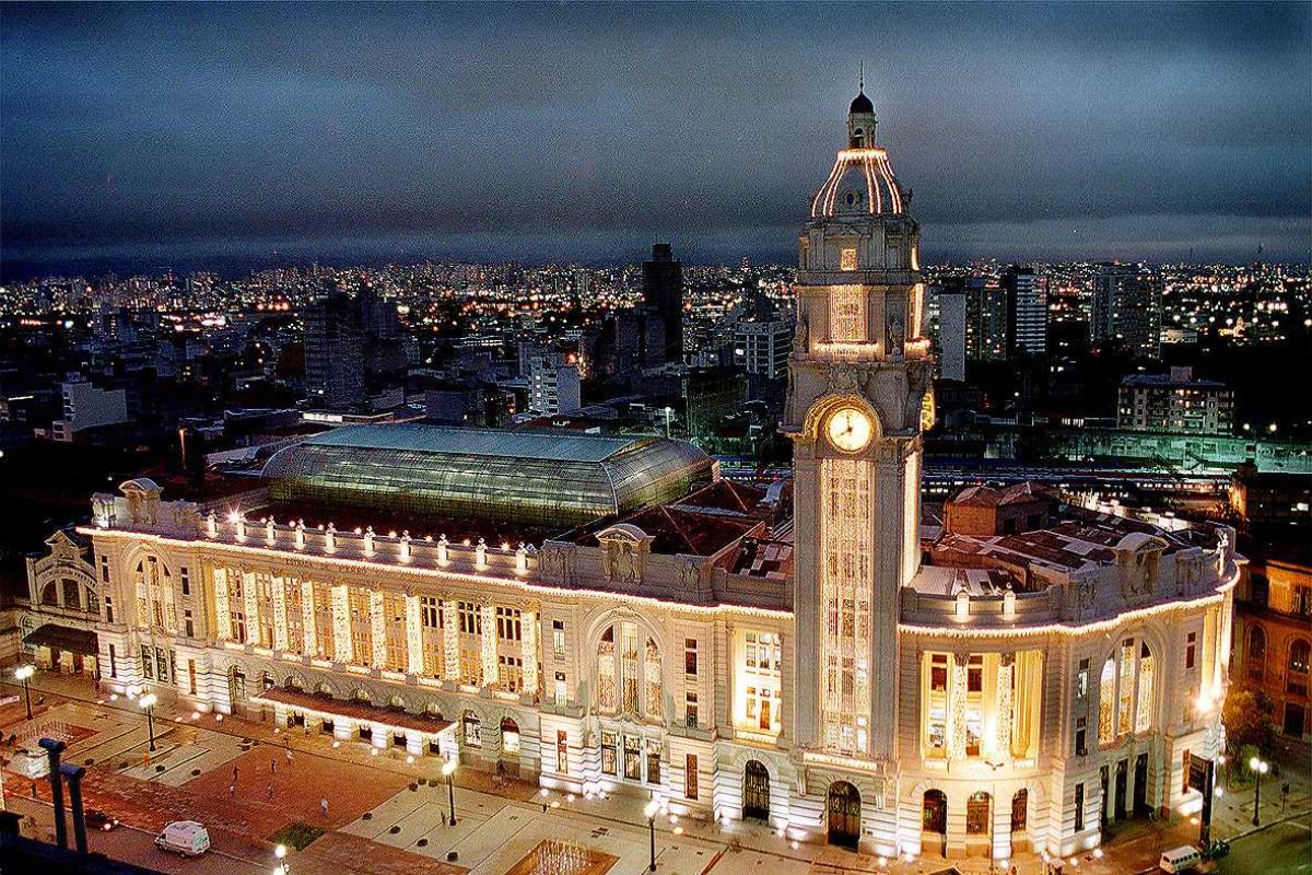 Com um pêndulo de 4 metros e engrenagens de 1899, o relógio da Estação da Luz é a máquina que marca o tempo de São Paulo há 124 anos