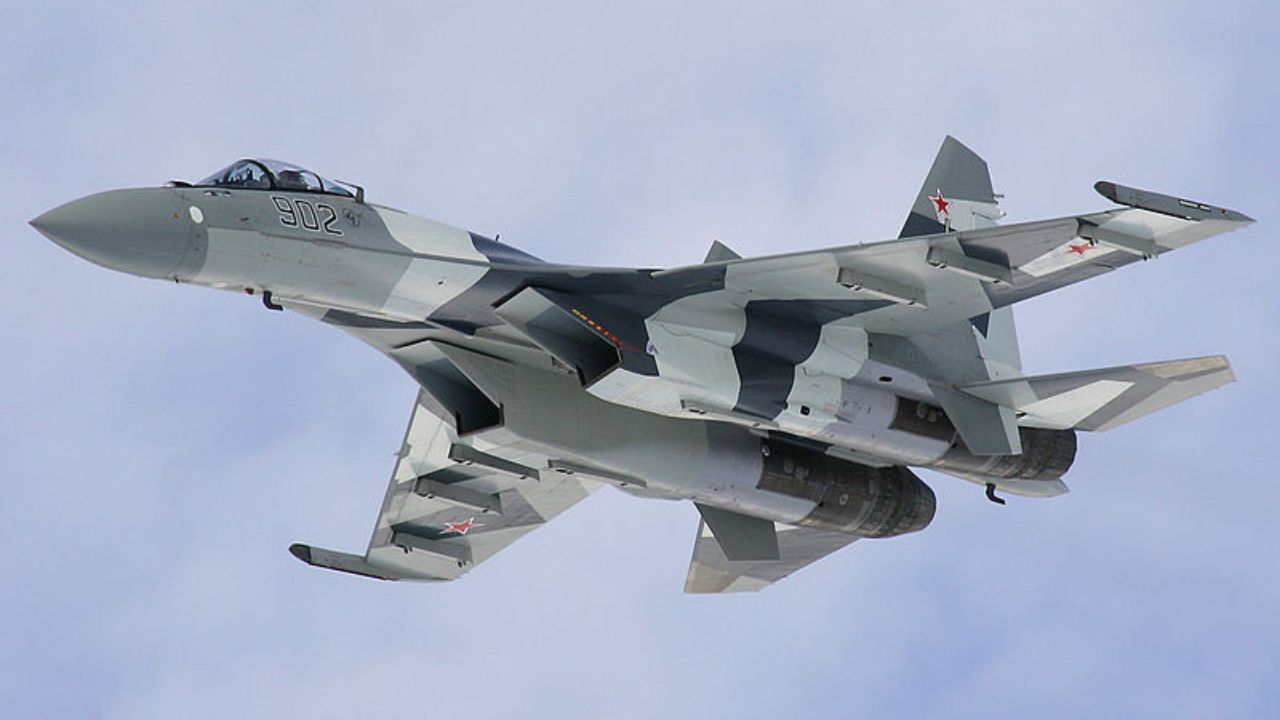 Como a combinação de manobrabilidade, tecnologia de ponta e um arsenal robusto transforma o caça Su-35S em um dos adversários mais temidos do mundo?