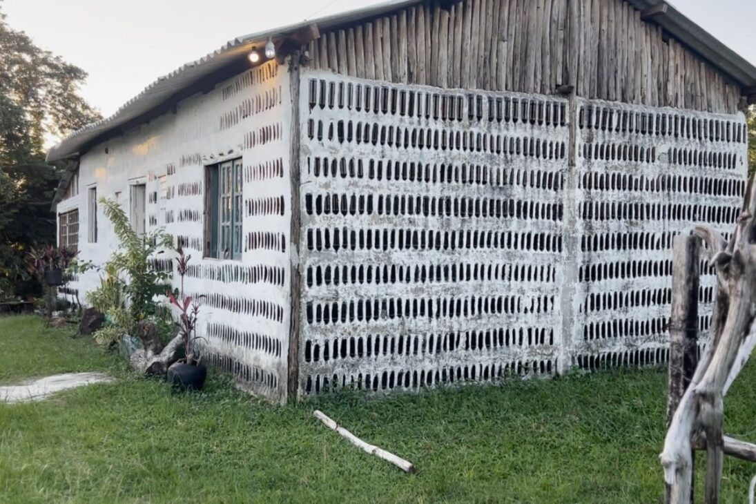 Como mãe e filha construíram uma casa com garrafas de vidro