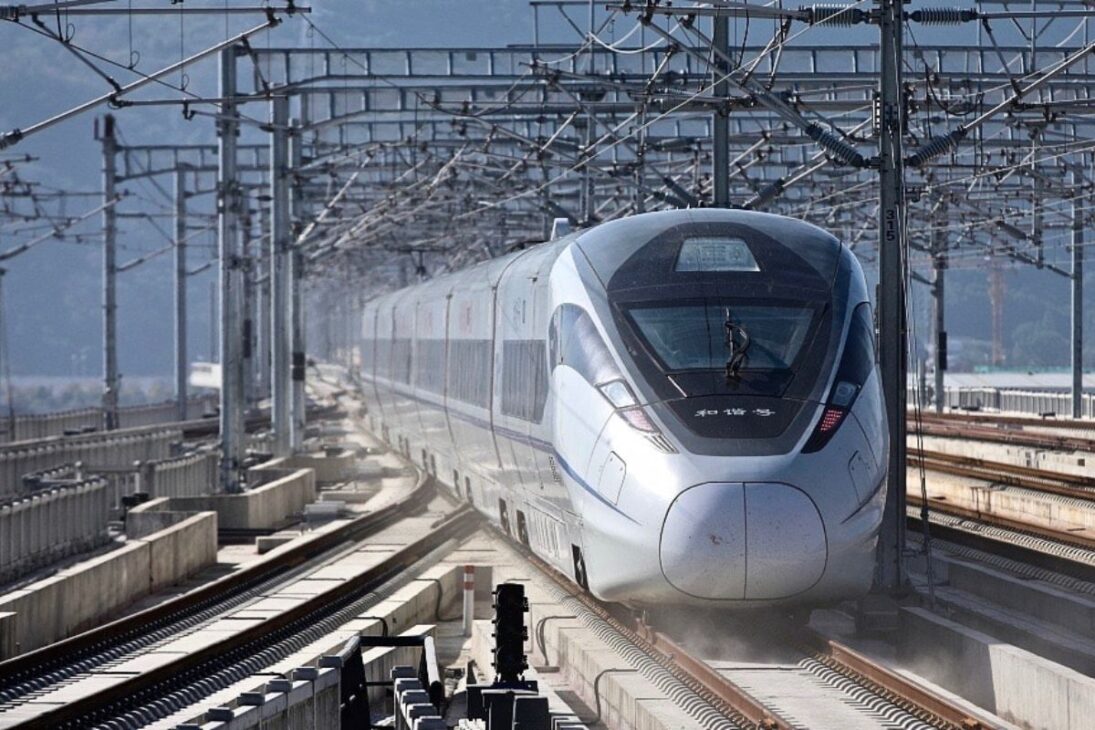 É o fim do trilho sem brita? Lajes de concreto ganham espaço em túneis e áreas urbanas, China supera 40 mil km com ferrovia sobre concreto