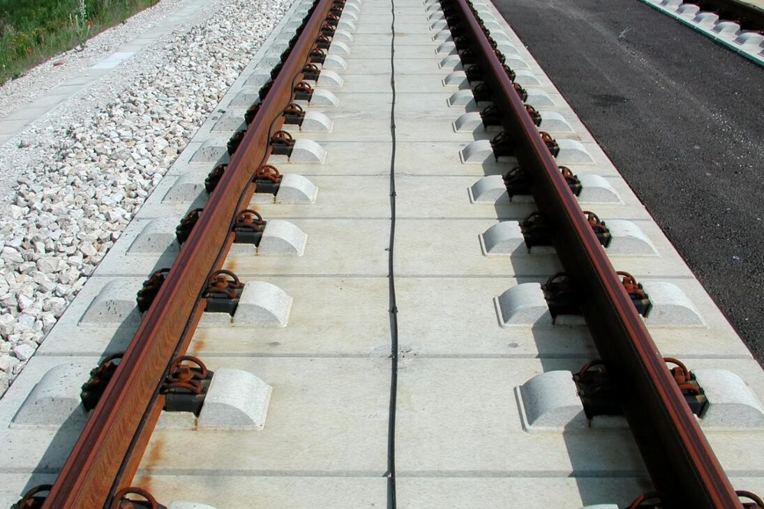 É o fim do trilho sem brita? Lajes de concreto ganham espaço em túneis e áreas urbanas, China supera 40 mil km com ferrovia sobre concreto