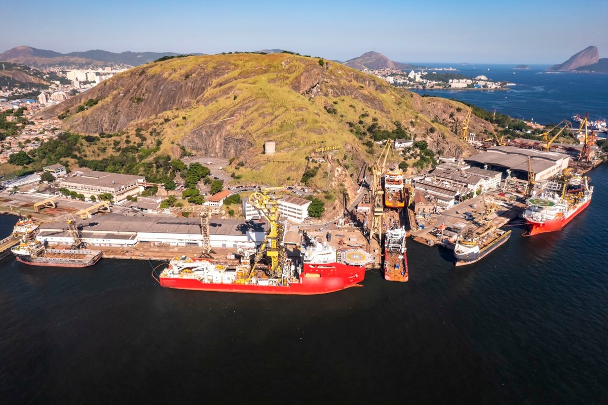 Estaleiro Mauá com navios offshore atracados e guindastes em operação
