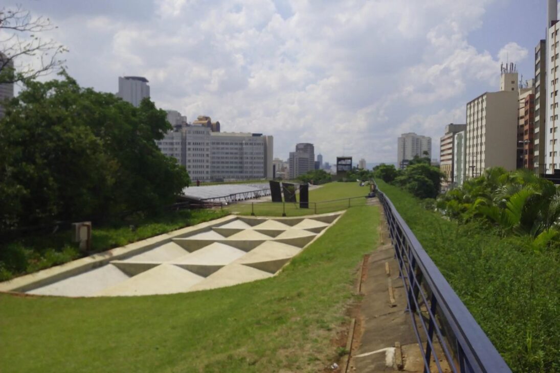 Entre prédios e avenidas, existe um oásis escondido com entrada gratuita e clima de parque
