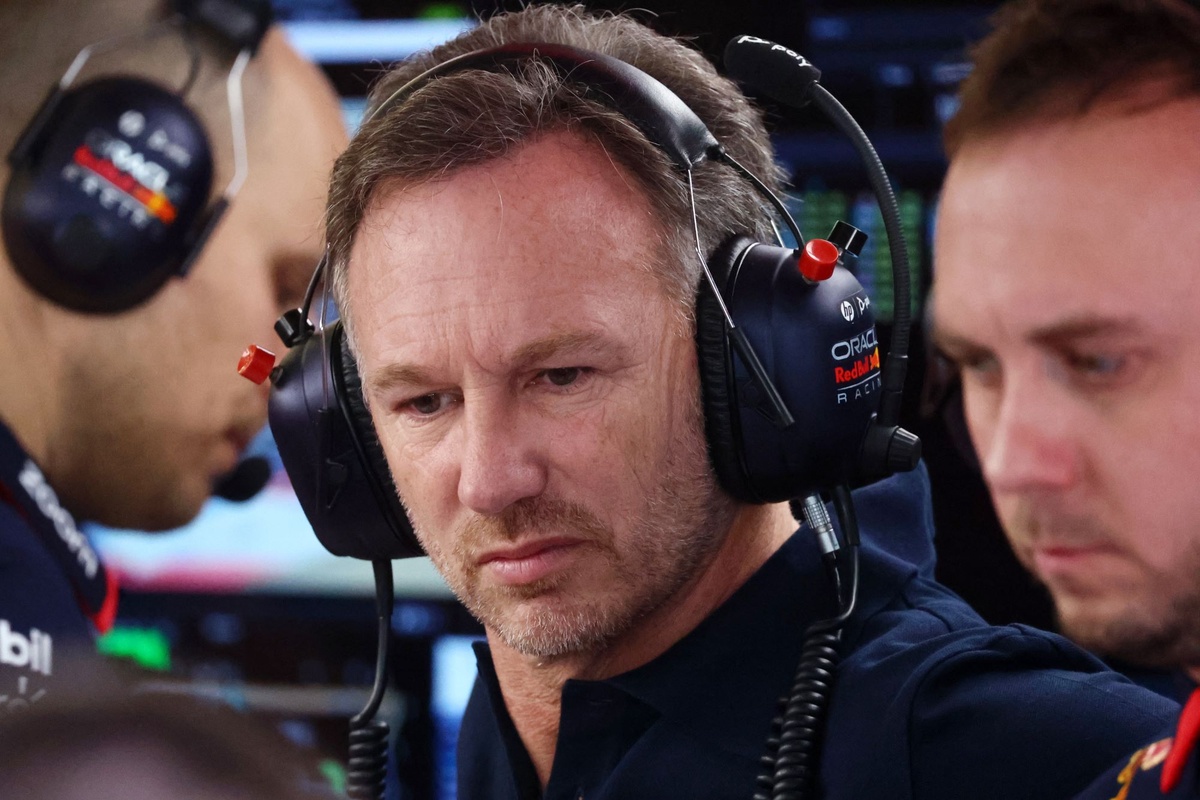 Chefe de equipe da Red Bull Racing usando headset durante corrida de Fórmula 1