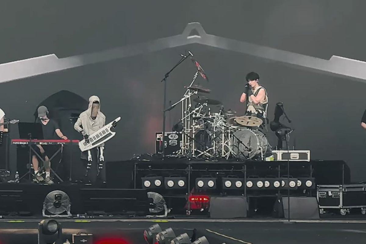 Robô com moletom e boné toca em festival e mostra o avanço dos humanoides na música