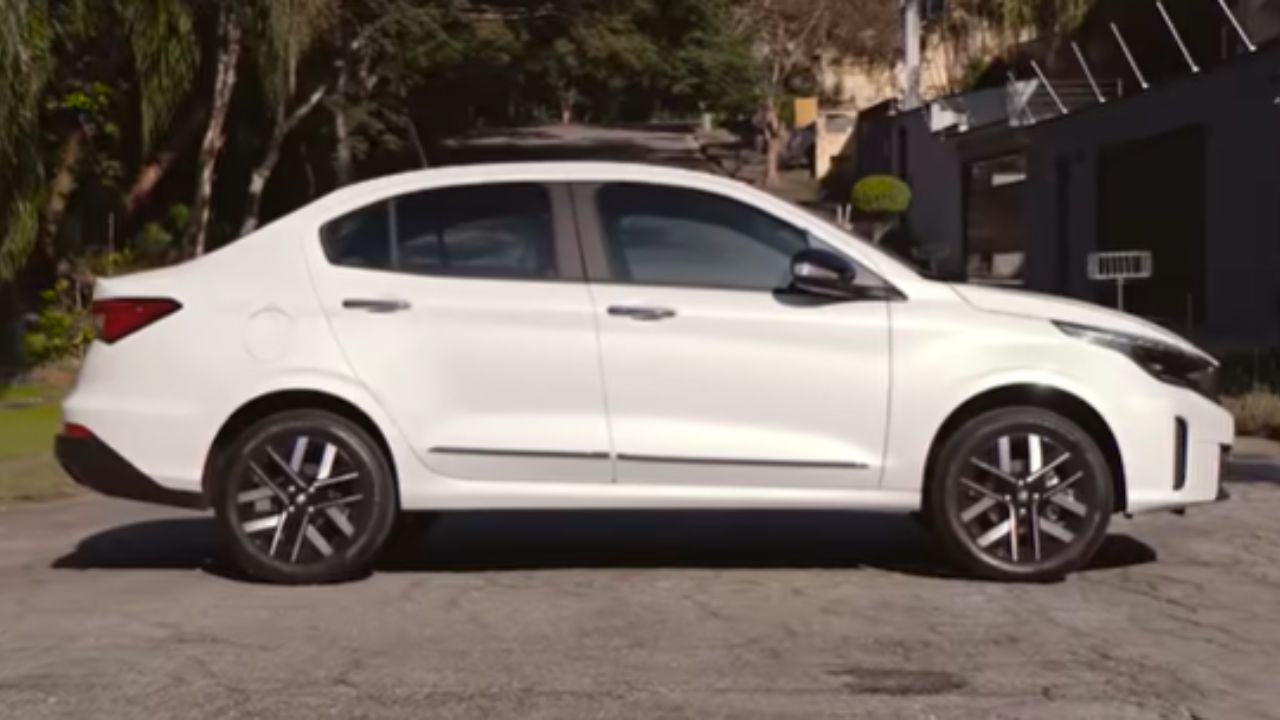 O Fiat Cronos 2026 mantém um design de linhas fluidas e equilibradas, com uma traseira elevada que define sua identidade de sedã clássico. Imagem: Canal do AutoEsporte.
