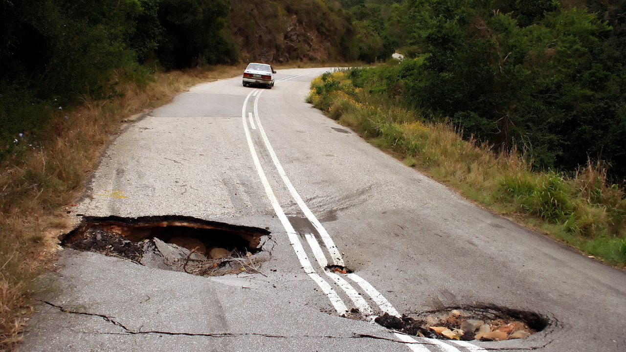 Tecnologia da GM para desviar de buracos descreve um sistema que detecta falhas no asfalto e sugere rotas alternativas para motoristas. Fonte: Canva
