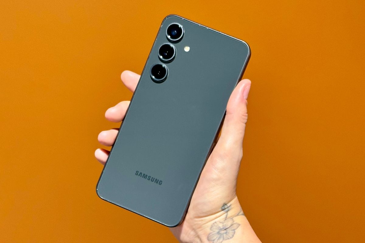 Galaxy S24 FE: vale a pena comprar o "top de linha acessível" da Samsung em 2025?