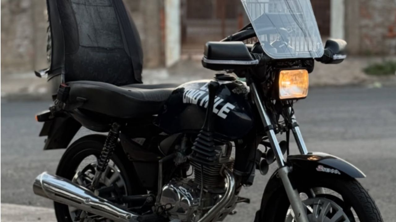 Influenciador é parado pela polícia enquanto pilotava uma Honda CG com cara de Fiat Uno. A moto personalizada chamou atenção pelo volante, banco e som automotivo.