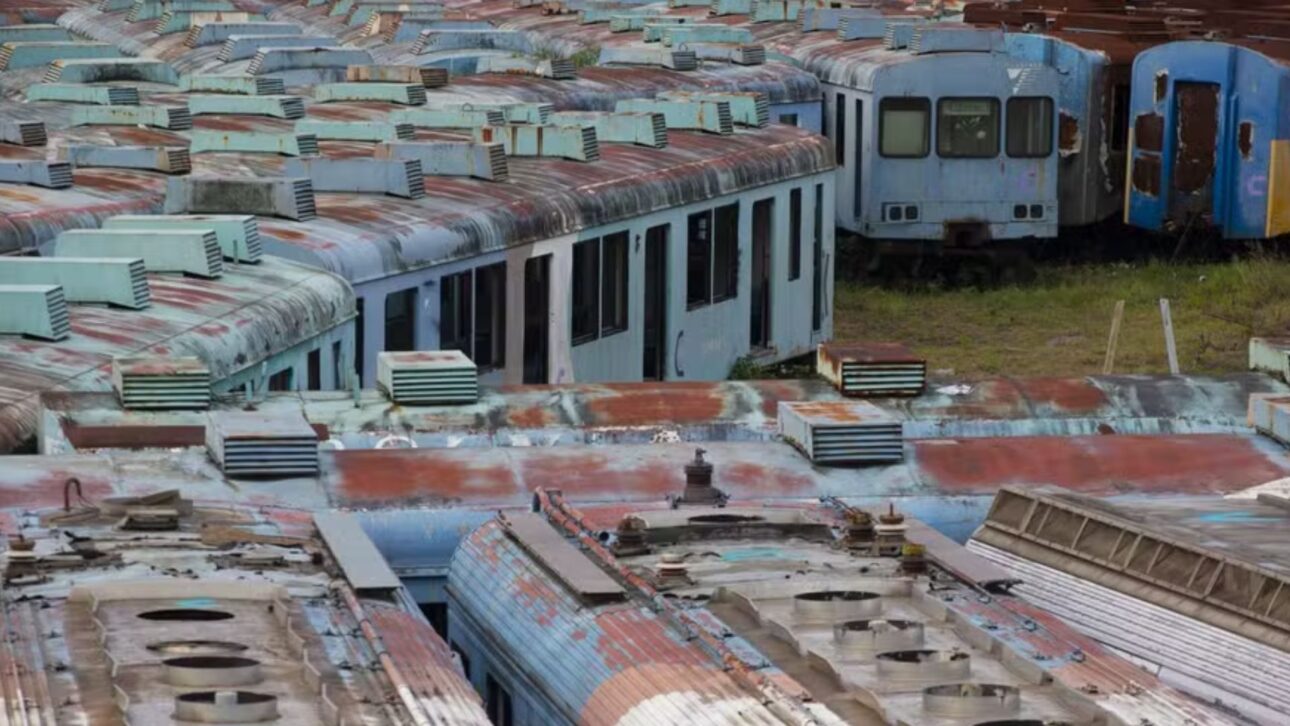 Trens sucateados e viagens longas marcam a crise do transporte ferroviário do Rio. Passageiros aguardam soluções enquanto governo busca saída.