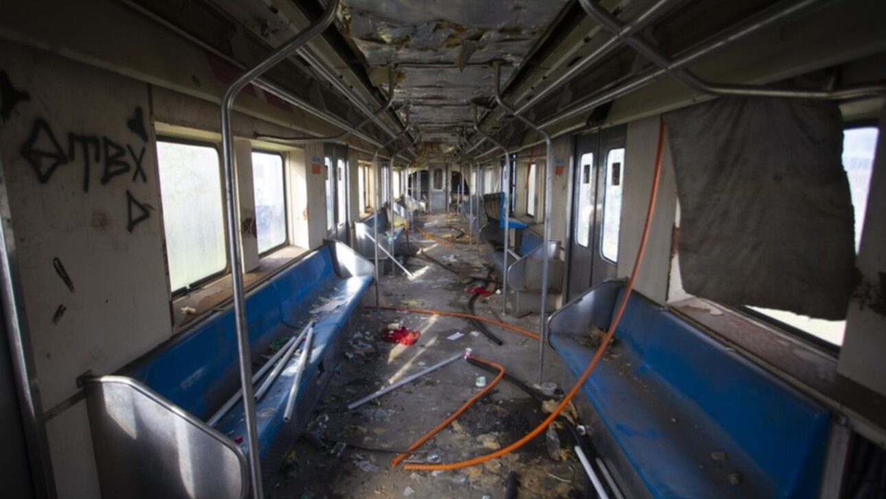 Trens sucateados e viagens longas marcam a crise do transporte ferroviário do Rio. Passageiros aguardam soluções enquanto governo busca saída.