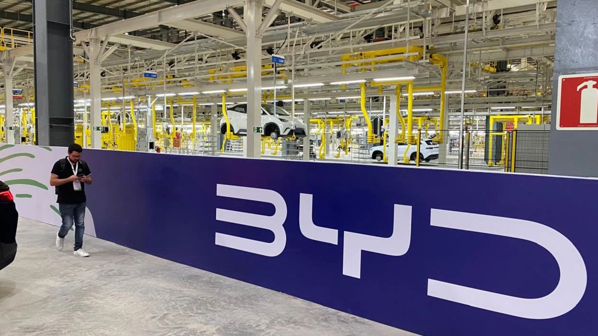 BYD abre 508 vagas de emprego em sua nova fábrica em Camaçari, Bahia. Saiba como se candidatar e descubra oportunidades no setor automotivo.
