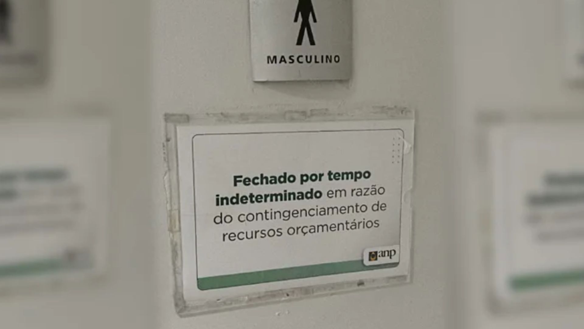 ANP fecha banheiro de funcionários por corte de verbas e restringe serviços. Crise orçamentária afeta fiscalização e monitoramento dos combustíveis.