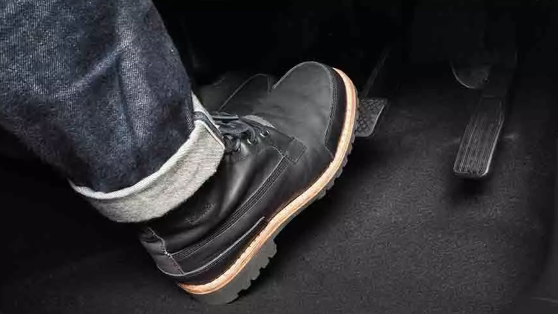 Descansar o pé na embreagem pode danificar seu carro e gerar custos altos. Descubra como evitar erros comuns e proteger seu veículo.